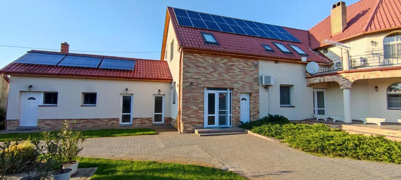 Village Garden Family Guest House Tiszakanyár Exterior photo