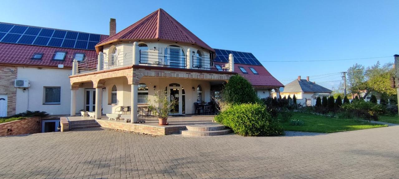 Village Garden Family Guest House Tiszakanyár Exterior photo