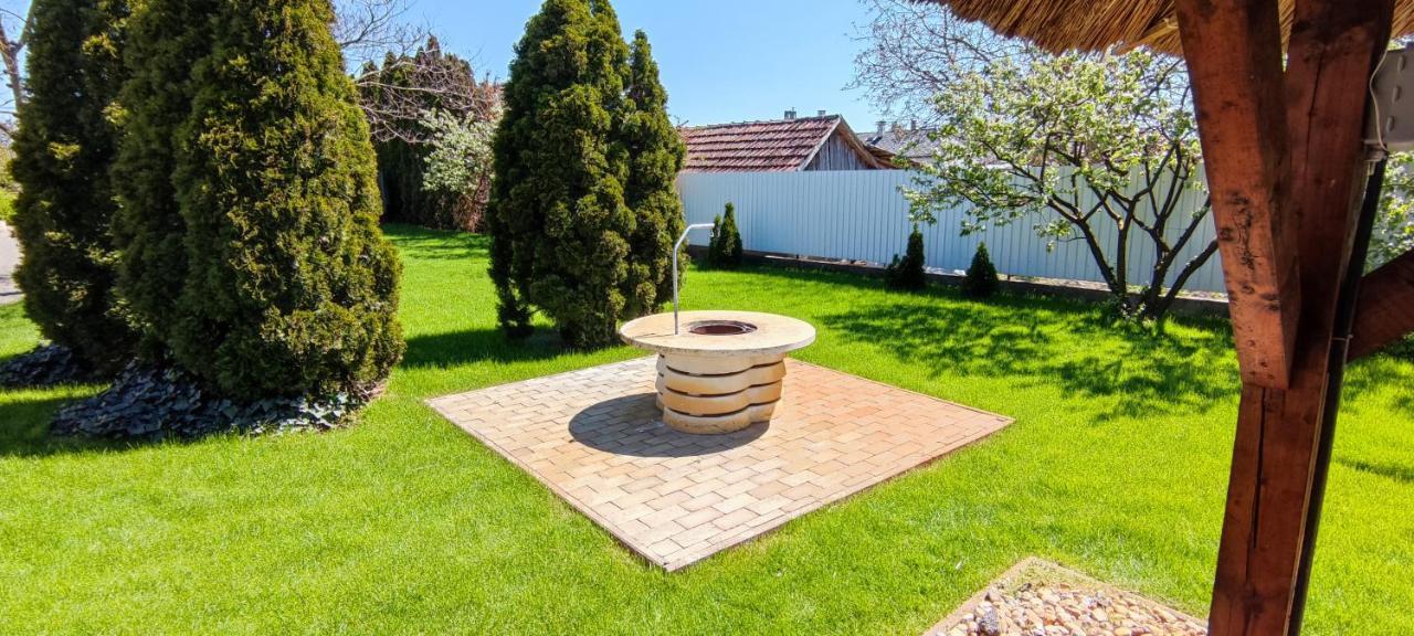Village Garden Family Guest House Tiszakanyár Exterior photo