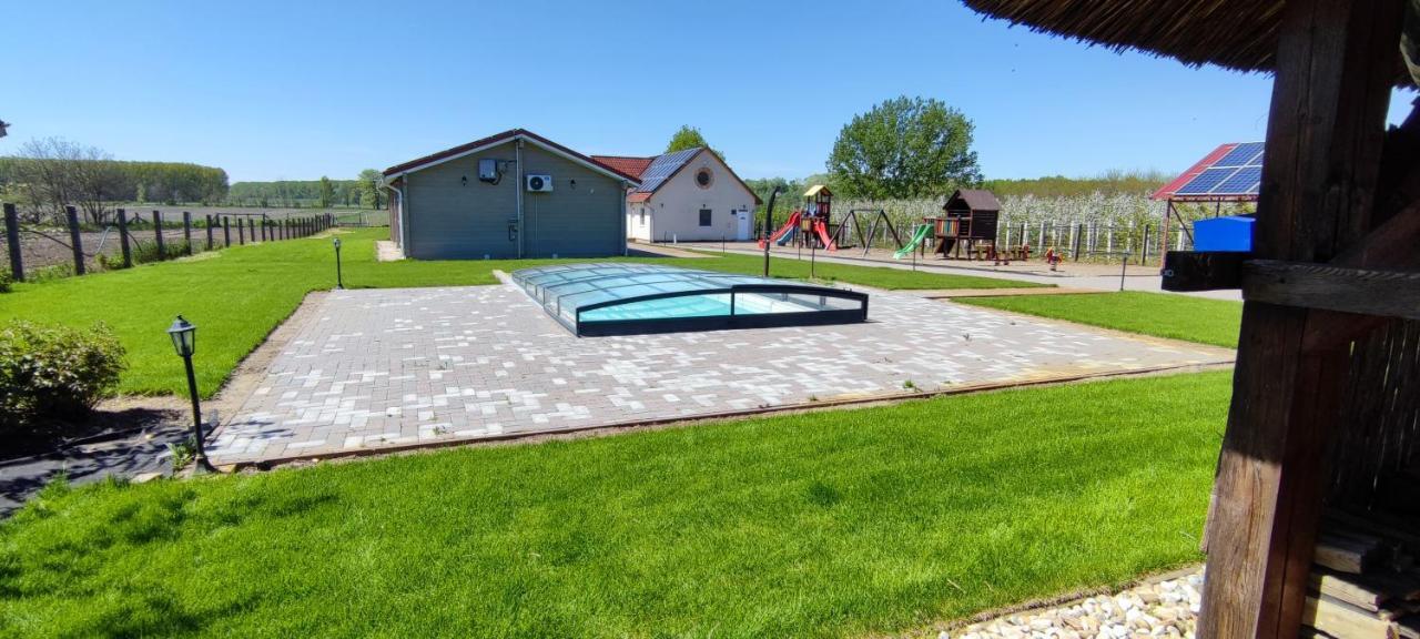 Village Garden Family Guest House Tiszakanyár Exterior photo