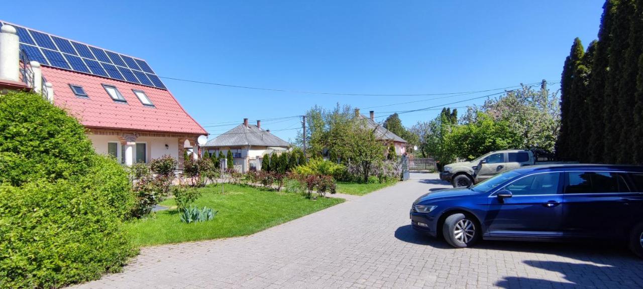 Village Garden Family Guest House Tiszakanyár Exterior photo