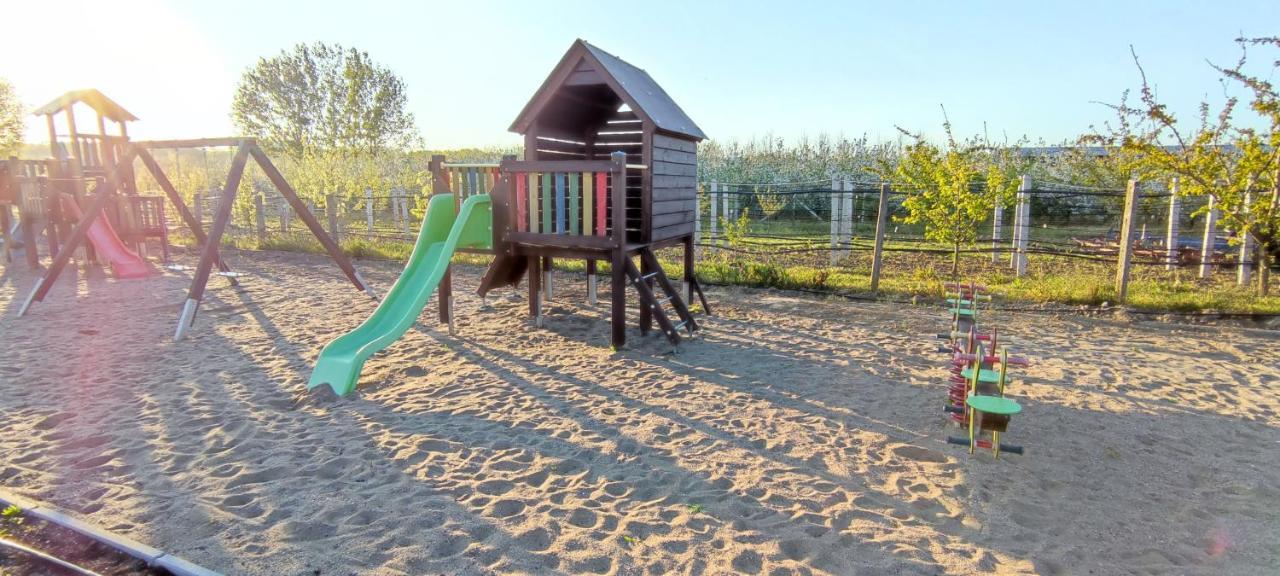 Village Garden Family Guest House Tiszakanyár Exterior photo